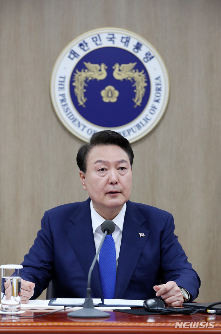 [서울=뉴시스] 홍효식 기자 = 윤석열 대통령이 11일 오전 서울 용산 대통령실 청사에서 열린 코로나19 중앙재난안전대책본부 회의를 주재하고 있다. 2023.05.11. yesphoto@newsis.com