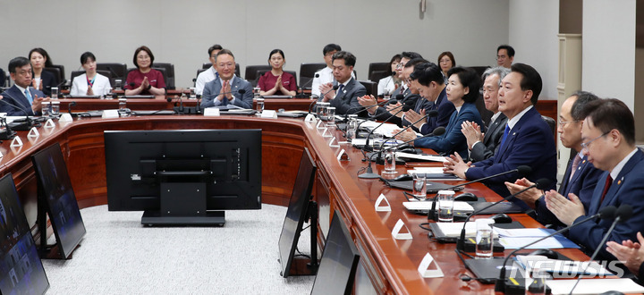 [서울=뉴시스] 홍효식 기자 = 윤석열 대통령이 11일 오전 서울 용산 대통령실 청사에서 열린 코로나19 중앙재난안전대책본부 회의에서 발언을 마친 뒤 박수치고 있다. 2023.05.11. yesphoto@newsis.com