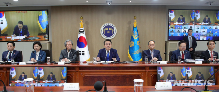 [서울=뉴시스] 홍효식 기자 = 윤석열 대통령이 11일 오전 서울 용산 대통령실 청사에서 열린 코로나19 중앙재난안전대책본부 회의를 주재하고 있다. 2023.05.11. yesphoto@newsis.com