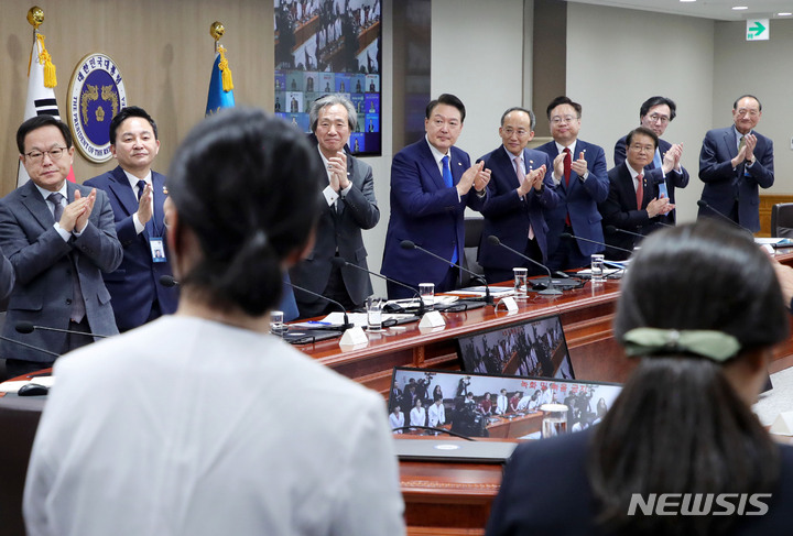 [서울=뉴시스] 홍효식 기자 = 윤석열 대통령이 11일 오전 서울 용산 대통령실 청사에서 열린 코로나19 중앙재난안전대책본부 회의에서 의료진들을 향해 격려 박수 보내고 있다. 2023.05.11. yesphoto@newsis.com