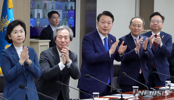 [서울=뉴시스] 홍효식 기자 = 윤석열 대통령이 11일 오전 서울 용산 대통령실 청사에서 열린 코로나19 중앙재난안전대책본부 회의에서 의료진들을 향해 격려 박수 보내고 있다. 왼쪽부터 지영미 질병관리청장, 정기석 국가감염병위기대응자문위원장 겸 코로나19 특별대응단장, 윤 대통령, 추경호 경제부총리 겸 기획재정부 장관, 조규홍 보건복지부 장관. 2023.05.11. yesphoto@newsis.com