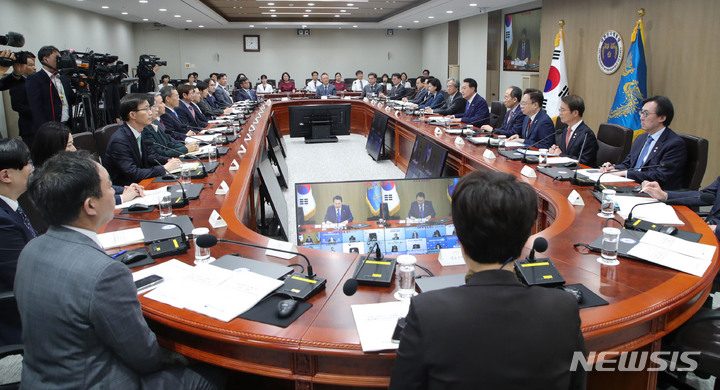 [서울=뉴시스] 홍효식 기자 = 윤석열 대통령이 지난 11일 서울 용산 대통령실 청사에서 코로나19 중앙재난안전대책본부 회의를 주재하고 있다. 2023.05.13. yesphoto@newsis.com