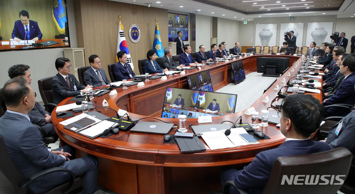 [서울=뉴시스] 홍효식 기자 = 윤석열 대통령이 11일 서울 용산 대통령실 청사에서 코로나19 중앙재난안전대책본부 회의를 주재하고 있다. 2023.05.11. yesphoto@newsis.com