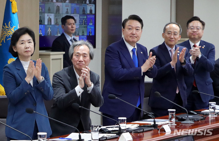 [서울=뉴시스] 홍효식 기자 = 윤석열 대통령이 11일 오전 서울 용산 대통령실 청사에서 열린 코로나19 중앙재난안전대책본부 회의에서 의료진들을 향해 격려 박수 보내고 있다. 왼쪽부터 지영미 질병관리청장, 정기석 국가감염병위기대응자문위원장 겸 코로나19 특별대응단장, 윤 대통령, 추경호 경제부총리 겸 기획재정부 장관, 조규홍 보건복지부 장관. 2023.05.11. yesphoto@newsis.com