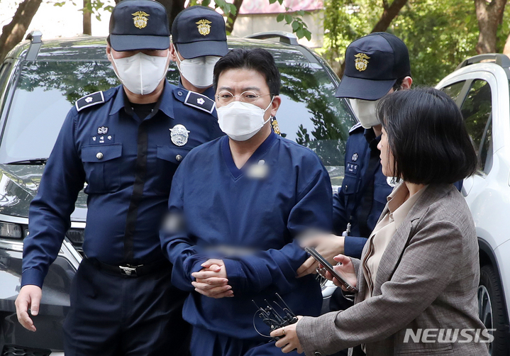 [서울=뉴시스] 조성우 기자 = 소시에테제네랄(SG)증권발(發) 주가폭락 사태 관련 주가조작 의혹 핵심으로 지목된 라덕연&nbsp; H투자컨설팅업체 대표가 11일 오전 서울 양천구 서울남부지방법원에서 열린 구속 전 피의자 심문(영장실질심사)에 출석하고 있다. 2023.05.11. xconfind@newsis.com