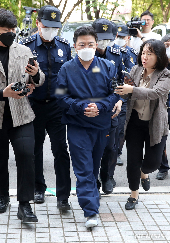 [서울=뉴시스] 조성우 기자 = 소시에테제네랄(SG)증권발(發) 주가폭락 사태 관련 주가조작 의혹 핵심으로 지목된 라덕연  H투자컨설팅업체 대표가 11일 오전 서울 양천구 서울남부지방법원에서 열린 구속 전 피의자 심문(영장실질심사)에 출석하고 있다. 2023.05.11. xconfind@newsis.com