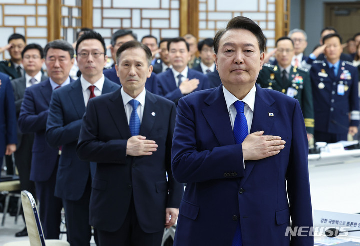 [서울=뉴시스] 홍효식 기자 = 윤석열 대통령이 11일 서울 용산 대통령실 청사에서 열린 대통령 직속 국방혁신위원회 출범식에서 국기에 경례하고 있다. (대통령실통신사진기자단) 2023.05.11. yesphoto@newsis.com