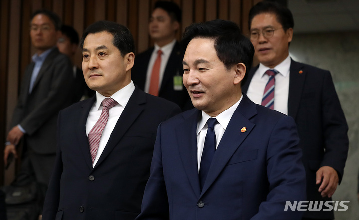 [서울=뉴시스] 이영환 기자 = 박대출 국민의힘 정책위의장과 원희룡 국토교통부 장관이 11일 오전 서울 여의도 국회에서 열린 건설현장 불법부당행위 근절대책 후속조치 관련&nbsp; 민당정 협의회에 참석하고 있다. 2023.05.11. 20hwan@newsis.com