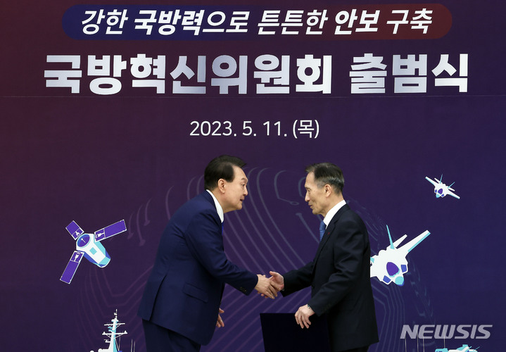 [서울=뉴시스] 홍효식 기자 = 윤석열 대통령이 11일 서울 용산 대통령실 청사에서 열린 대통령 직속 국방혁신위원회 출범식에서 김관진 전 국방부 장관에게 위촉장을 수여한 뒤 악수하고 있다. (대통령실통신사진기자단) 2023.05.11. yesphoto@newsis.com