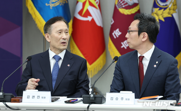 [서울=뉴시스] 홍효식 기자 = 김관진 전 국방부 장관이 11일 서울 용산 대통령실 청사에서 열린 대통령 직속 국방혁신위원회 출범식에 앞서 김승주 위원과 대화하고 있다. (대통령실통신사진기자단) 2023.05.11. yesphoto@newsis.com