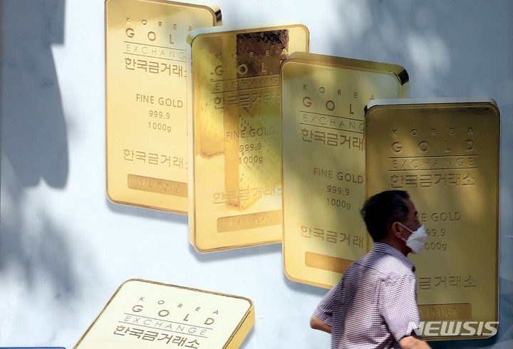 [서울=뉴시스] 조성봉 기자= 11일 오전 서울 종로구 한국금거래소 앞을 한 시민이 지나가고 있다. 우크라이나 전쟁뿐 아니라 미국과 중국간 갈등 고조, 글로벌 경기 침체 우려 등으로 불확실성이 커지면서 안전자산인 금 수요가 늘고 있다. 관련 상장지수펀드(ETF)에 대한 관심도 높아지는 상황이다. 한국거래소에 따르면 개인이 이달 들어 사들인 금 순매수액은 171억9554만원으로, 지난달 같은 기간 96억6666만원 순매도한 것에서 순매수 전환하고 있다.2023.05.11. suncho21@newsis.com