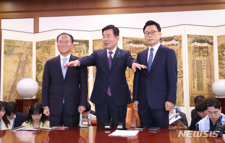 [서울=뉴시스] 전진환 기자 = 윤재옥 국민의힘 원내대표와 박광온 더불어민주당 원내대표가 11일 오전 서울 여의도 국회의장실에서 김진표 국회의장 주재로 열리는 여야 원내대표 회동에 참석해 기념촬영을 하고 있다. 2023.05.11. amin2@newsis.com