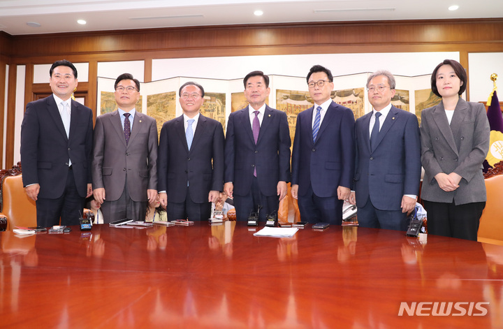 [서울=뉴시스] 전진환 기자 = 양당 원내대표가 11일 오전 서울 여의도 국회의장실에서 김진표 국회의장 주재로 열리는 양당 원내대표 회동에 참석해 기념촬영을 하고 있다. 국민의힘 장동혁(왼쪽부터) 원내대변인, 이양수 원내수석부대표, 윤재옥 원내대표, 김진표 국회의장, 더불어민주당 박광온 원내대표, 송기헌 원내수석부대표, 이소영 원내대변인. 2023.05.11. amin2@newsis.com