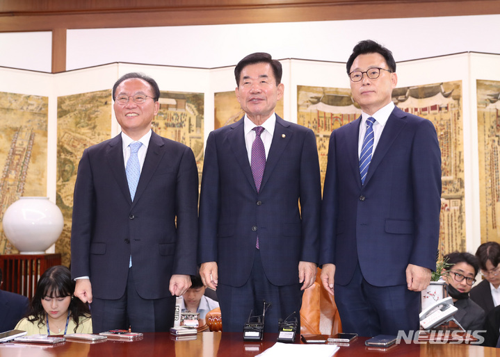 [서울=뉴시스] 전진환 기자 = 윤재옥(왼쪽) 국민의힘 원내대표와 박광온(오른쪽) 더불어민주당 원내대표가 11일 오전 서울 여의도 국회의장실에서 김진표(가운데) 국회의장 주재로 열리는 여야 원내대표 회동에 참석해 기념촬영을 하고 있다. 2023.05.11. amin2@newsis.com