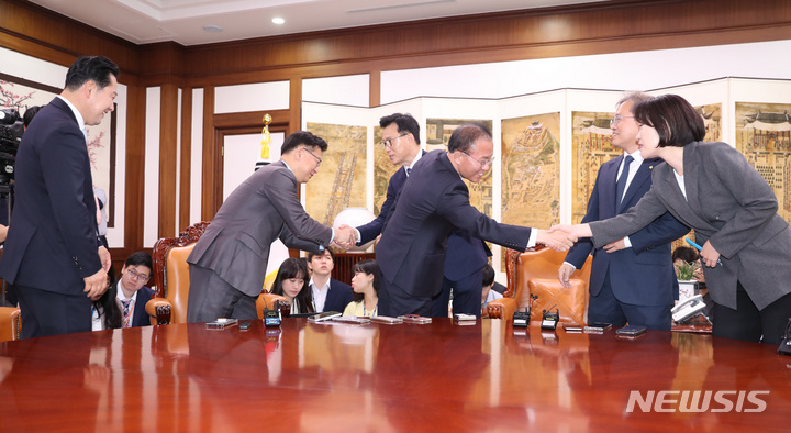 [서울=뉴시스] 전진환 기자 = 국민의힘 윤재옥 원내대표, 이양수 원내수석부대표, 장동혁 원내대변인과 더불어민주당 박광온 원내대표, 송기헌 원내수석부대표, 이소영 원내대변인이 11일 오전 서울 여의도 국회의장실에서 김진표 국회의장 주재로 열리는 여야 원내대표 회동에 참석해 인사하고 있다. 2023.05.11. amin2@newsis.com