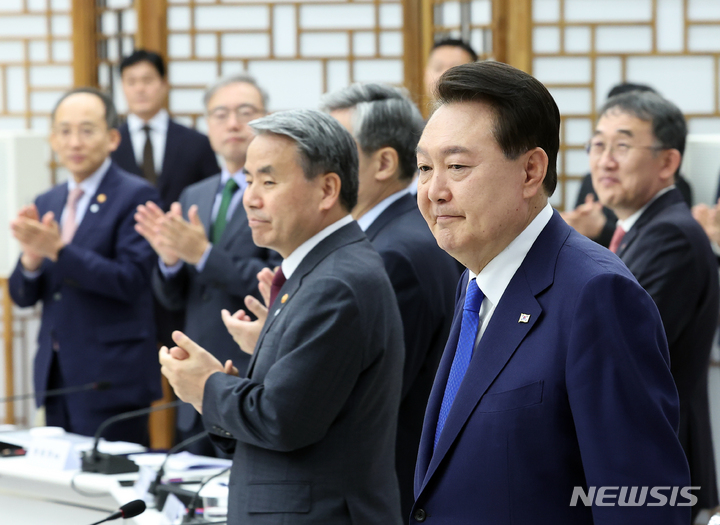 [서울=뉴시스] 홍효식 기자 = 윤석열 대통령이 11일 서울 용산 대통령실 청사에서 열린 대통령 직속 국방혁신위원회 출범식에 입장하고 있다. (대통령실통신사진기자단) 2023.05.11. yesphoto@newsis.com