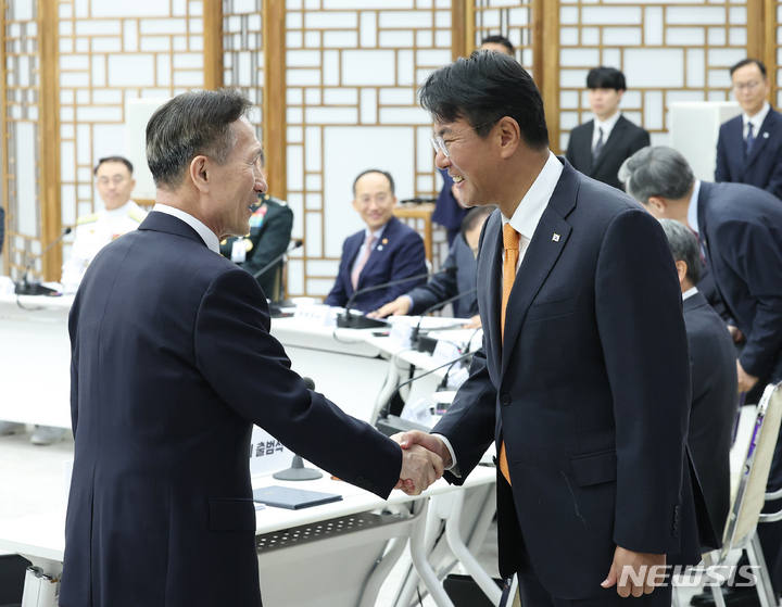 [서울=뉴시스] 홍효식 기자 = 김태효(오른쪽) 국가안보실 제1차장과 김관진 전 국방부 장관이 11일 서울 용산 대통령실 청사에서 열린 대통령 직속 국방혁신위원회 출범식에 앞서 악수하고 있다. (대통령실통신사진기자단) 2023.05.11. yesphoto@newsis.com