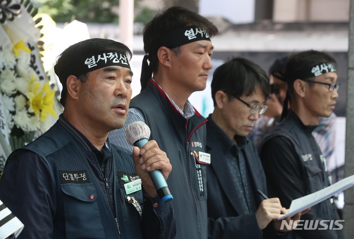 [서울=뉴시스] 조성봉 기자=&nbsp; 11일 오전 서울 종로구 서울대학병원 장례식장에서 열린 ‘건설노조 탄압 중단! 강압수사 책임자 처벌! 윤석열 정권 퇴진! 양회동 열사 정신계승, 민주노총 건설노조 투쟁 선포’ 기자회견에서 장옥기 민주노총 건설노조 위원장이 발언을 하고 있다. 2023.05.11. suncho21@newsis.com