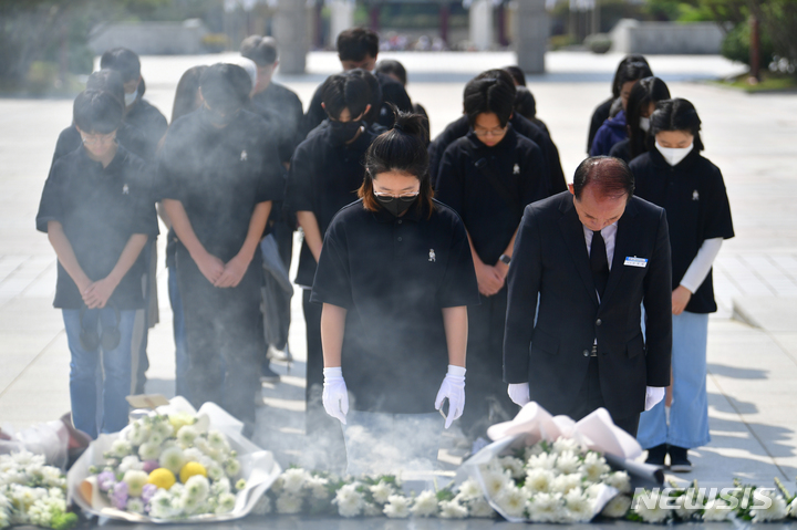 [광주=뉴시스] 이영주 기자 = 5·18민주화운동 43주기를 일주일 앞둔 11일 오전 광주 북구 운정동 국립5·18민주묘지에서 전북 임실 청송중학교 학생들이 추념탑에 헌화·분향한 뒤 묵념하고 있다. 2023.05.11. leeyj2578@newsis.com