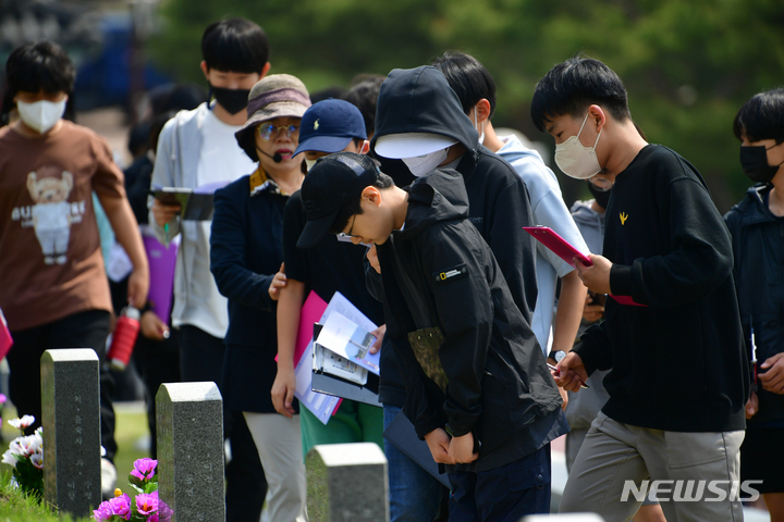 [광주=뉴시스] 이영주 기자 = 5·18민주화운동 43주기를 일주일 앞둔 11일 오전 광주 북구 운정동 국립5·18민주묘지에서 지역 한 초등학교 학생들이 현장학습을 하고 있다. 2023.05.11. leeyj2578@newsis.com