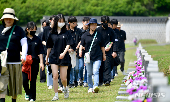 [광주=뉴시스] 이영주 기자 = 5·18민주화운동 43주기를 일주일 앞둔 11일 오전 광주 북구 운정동 국립5·18민주묘지에서 전북 임실 청송중학교 학생들이 현장학습을 하고 있다. 2023.05.11. leeyj2578@newsis.com