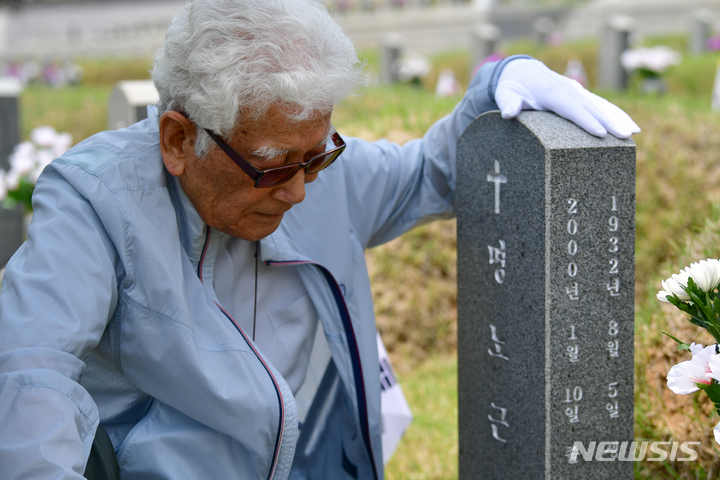 [광주=뉴시스] 이영주 기자 = 5·18민주화운동 43주기를 일주일 앞둔 11일 오전 광주 북구 운정동 국립5·18민주묘지에서 5·18 당시 수습대책위 활동에 참여했던 김성용 신부가 함께 활동했던 고 명노근 교수의 묘소를 참배하고 있다. 2023.05.11. leeyj2578@newsis.com