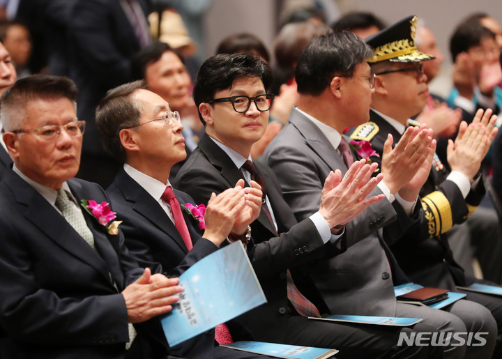 [서울=뉴시스] 배훈식 기자 = 한동훈 법무부 장관이 11일 오전 서울 중구 한국프레스센터에서 열린 제41회 교정대상 시상식에 참석해 박수를 치고 있다. 2023.05.11. dahora83@newsis.com