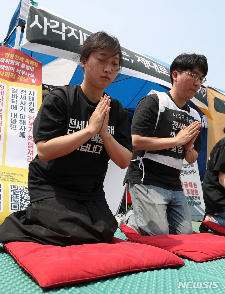 [서울=뉴시스] 추상철 기자 = 전세사기 깡통전세 문제 해결을 위한 시민사회대책위원회가 11일 오전 서울 여의도 국회 앞에서 전세사기 깡통전세 특별법 제정을 촉구하는 단체 108배를 하고 있다. 2023.05.11. scchoo@newsis.com