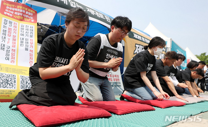 [서울=뉴시스] 추상철 기자 = 전세사기 깡통전세 문제 해결을 위한 시민사회대책위원회가 11일 오전 서울 여의도 국회 앞에서 전세사기 깡통전세 특별법 제정을 촉구하는 단체 108배를 하고 있다. 2023.05.11. scchoo@newsis.com