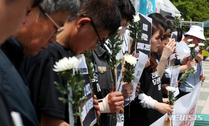 [서울=뉴시스] 추상철 기자 = 전세사기 깡통전세 문제 해결을 위한 시민사회대책위원회가 11일 오후 서울 여의도 국회 앞에서 열린 전세사기 깡통전세 특별법 제정을 촉구하는 기자회견에서 묵념을 하고 있다. 2023.05.11. scchoo@newsis.com