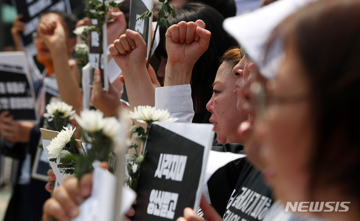 [서울=뉴시스] 추상철 기자 = 전세사기 깡통전세 문제 해결을 위한 시민사회대책위원회가 11일 오후 서울 여의도 국회 앞에서 전세사기 깡통전세 특별법 제정을 촉구하는 기자회견을 하고 있다. 2023.05.11. scchoo@newsis.com