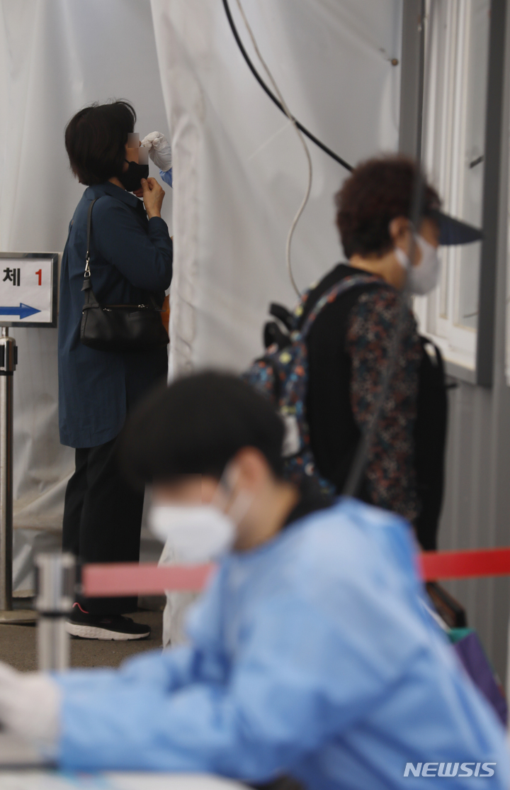 [서울=뉴시스] 고승민 기자 = 지난 11일 서울역 임시선별검사소를 찾은 시민들이 검사를 받고 있다. 2023.05.13. kkssmm99@newsis.com