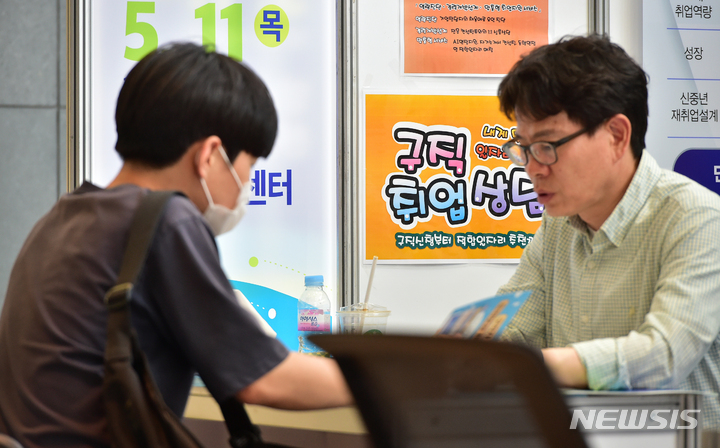 [경산=뉴시스] 이무열 기자 = 11일 오후 경북 경산시 영남대학교 천마아트센터에서 열린 ‘2023 대구·경북지역 이전 공공기관 합동 채용설명회’를 찾은 취업 준비생이 공공기관 채용부스에서 상담을 받고 있다. 2023.05.11. lmy@newsis.com