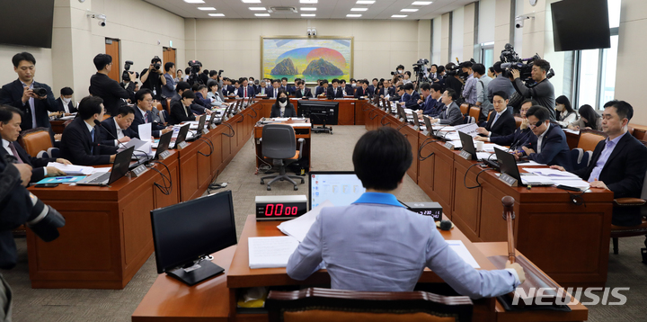 [서울=뉴시스] 고범준 기자 = 백혜련 정무위원회 위원장이 지난 11일 오후 서울 여의도 국회에서 열린 정무위원회 전체회의에서 의사봉을 두드리고 있다. 2023.05.11. bjko@newsis.com