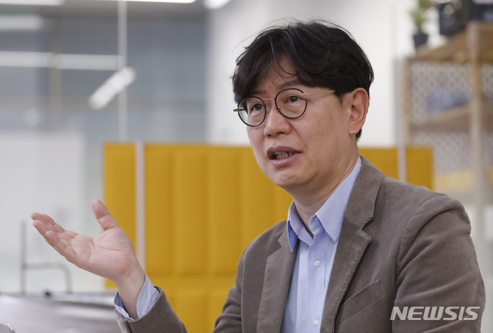 [서울=뉴시스] 고승민 기자 = 유튜브 채널 '김한용의 MOCAR' 김한용 대표가 서울 강남구 모카 사무실에서 뉴시스와 인터뷰를 하고 있다. 2023.05.14. kkssmm99@newsis.com