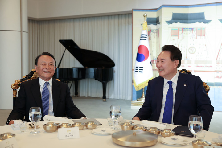 [서울=뉴시스] 윤석열 대통령이 11일 오후 서울 용산구 한남동 대통령 관저에서 일본 자민당 부총재인 아소 다로 전 총리와 만찬하고 있다. (사진=대통령실 제공) 2023.05.11. photo@newsis.com *재판매 및 DB 금지