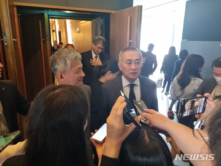 [서울=뉴시스] 김동현 기자 = 장세주 회장은 12일 오전 서울 중구 페럼타워에서 열린 임시주주총회가 끝난 뒤 기자들과 만나 경영 일선에 복귀한 소감을 묻는 질문에 답변하고 있다. 2023.05.12.