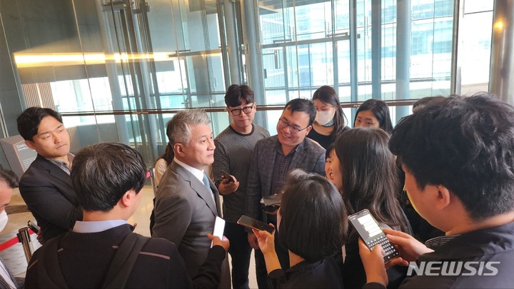 [서울=뉴시스]김동현 기자 = 장세욱 동국제강 부회장은 12일 오전 서울 중구 페럼타워에서 임시 주주총회에 참석하기 직전 기자들과 만나 올해 소부장 사업과 관련한 신사업 투자 계획을 묻는 질문에 지주사 체제 전환이 마무리된 이후 1년 이내에 추진할 계획이라고 밝혔다. 2023.05.12