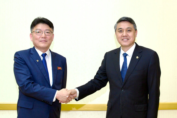 [서울=뉴시스]왕야쥔 북한 주재 중국대사(오른쪽)가 지난해 5월11일 북한 평양에서 윤정호 북한 대외경제상과 만나 악수하고 있다. (사진=주북 중국대사관 홈페이지 캡처) 2024.04.24.