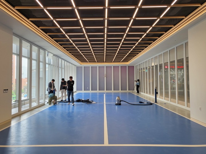 [서울=뉴시스] 박미선 기자=12일 방문한 롯데월드몰 3층 '테니스메트로' 내 설치된 테니스 코트 *재판매 및 DB 금지