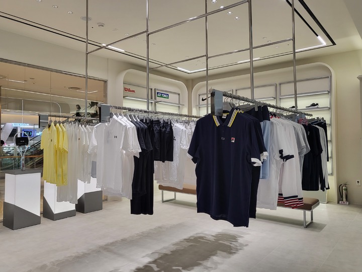 [서울=뉴시스] 박미선 기자=12일 방문한 롯데월드몰 3층 '테니스메트로' 내 에센셜 라인의 모습. *재판매 및 DB 금지