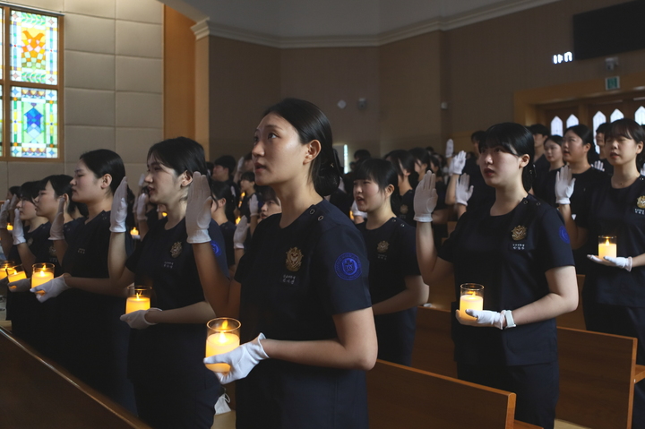 [서울=뉴시스]﻿﻿의료시스템과 건강보험 수가 체계, 의료정책 등의 문제로 경력이 단절된 간호사 수가 매년 급증하고 있다. 일손을 놓은 간호사 수가 의료기관에서 근무하는 전체 간호사 수의 절반에 육박하는 것으로 조사됐다. 사진은 호서대 예비 간호사 73명이 아산캠퍼스 교회 내에서 나이팅게일 선서를 하고 있는 모습. (사진=호서대 제공) 2023.05.12. photo@newsis.com.  *재판매 및 DB 금지