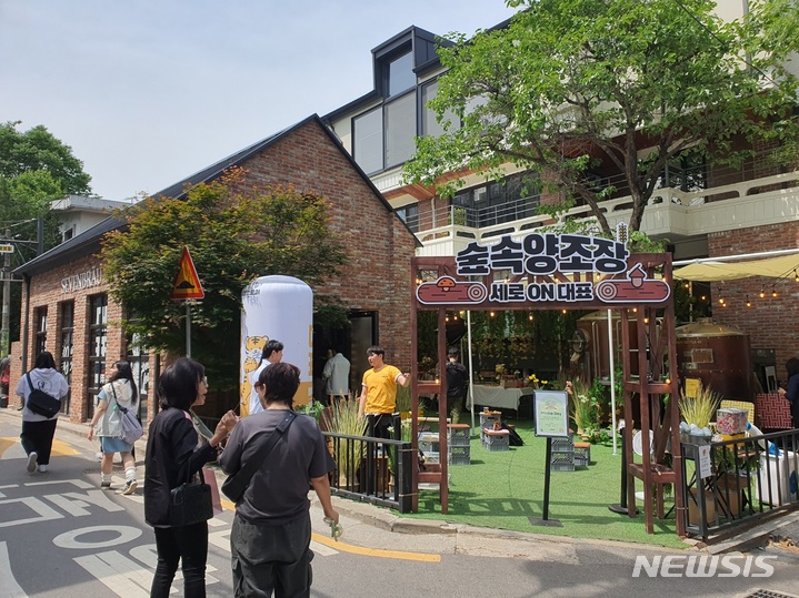 [서울=뉴시스]김혜경 기자= 세븐브로이가 서울 성수동 서울숲길에서 오는 13일부터 28일까지 운영하는 팝업스토어 '숲속양조장'의 전경. 2023.05.12.
