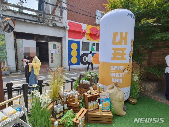 [서울=뉴시스]김혜경 기자 = 12일 서울 성수동 세븐브로이 팝업스토어 숲속양조장 내부에 전시된 '대표 밀맥주'. 2023.05.12.