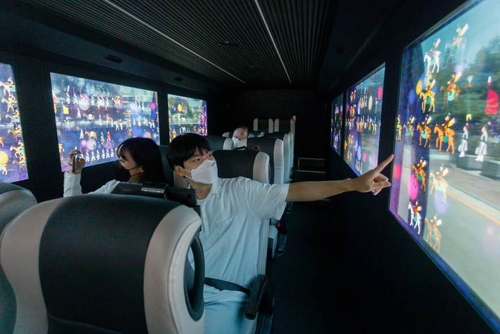 [서울=뉴시스]LG디스플레이 투명 올레드를 탑재한 수원 XR버스. (사진 = LG디스플레이) 2023.5.12. photo@newsis.com *재판매 및 DB 금지