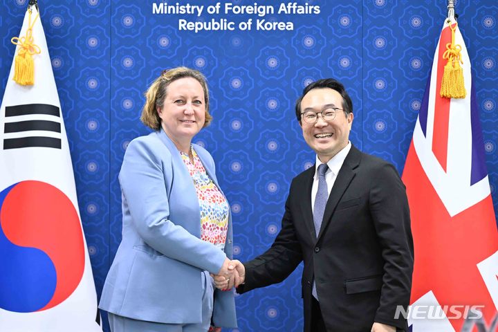 [서울=뉴시스]이도훈 외교부 2차관과 앤-마리 트레빌리언 영국 외교부 인태 국무상이 수석대표로 주재하는 한-영국 고위급 경제협의회(SED)가 12일 서울에서 최초로 개최됐다. (사진=외교부 제공) 2023.05.12. photo@newsis.com