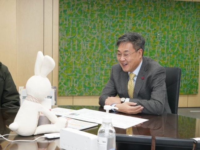 [서울=뉴시스]인공지능(AI) 반려로봇 '아리아' 기능을 확인하는 정문헌 종로구청장.