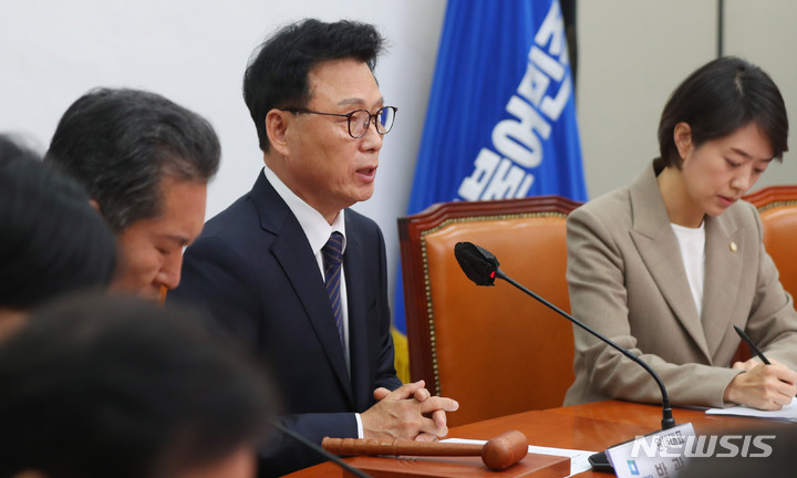 [서울=뉴시스] 추상철 기자 = 박광온 더불어민주당 원내대표가 12일 오전 서울 여의도 국회에서 열린 최고위원회의에서 하고 있다. 2023.05.12. scchoo@newsis.com