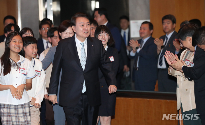 [서울=뉴시스] 홍효식 기자 = 윤석열 대통령이 12일 서울 강남구 코엑스에서 열린 제58회 발명의 날 기념식에 입장하고 있다. 2023.05.12. yesphoto@newsis.com