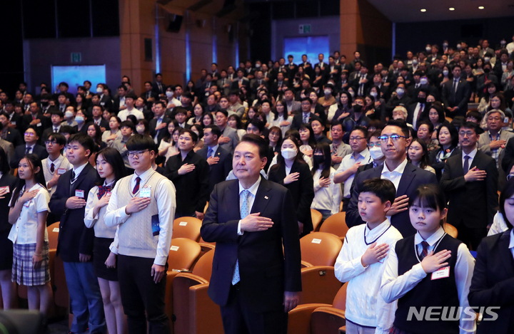 [서울=뉴시스] 홍효식 기자 = 윤석열 대통령이 12일 서울 강남구 코엑스에서 열린 제58회 발명의 날 기념식에 참석해 국기에 경례하고 있다. 2023.05.12. yesphoto@newsis.com